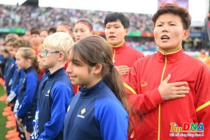 Đội tuyển nữ Việt Nam hát vang Quốc ca ở World Cup, triệu con tim rưng rưng tự hào